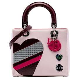 Lady Dior in pelle di vitello verniciata rosa, misura Medium, con cuore ricamato per San Valentino