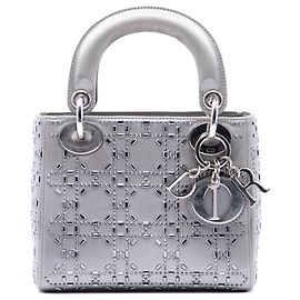 Lady Dior Mini en satén gris con detalles cannage y cristales Dior