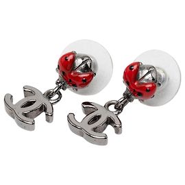Orecchini Chanel Lady Bug CC Drop in ottone argentato ed smalto con chiusura a perno