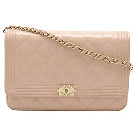 Carteira Chanel Boy matelassada em verniz rosa com corrente