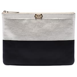 Clutch Boy O Case in pelle di capra bicolore nero Medium di Chanel