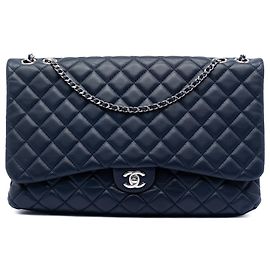 Chanel Blue Maxi CC em pele de cordeiro acolchoada com 3 compartimentos