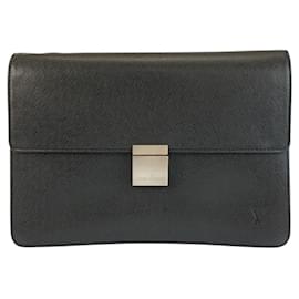 Pochette en cuir Louis Vuitton Taiga Selenga