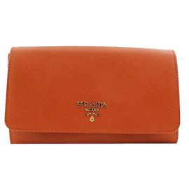 Prada Portafoglio Saffiano Papaya con patta e manico, tono oro