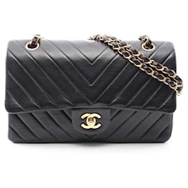 Borsa a spalla a doppio flap in chevron V-stitch di Chanel