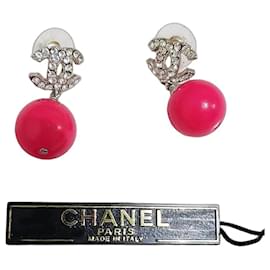 Orecchini Chanel logo CC con sfera in resina rosa