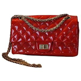 Chanel 2.55 Réédition in pelle vernice trapuntata media con patta rosso iridescente