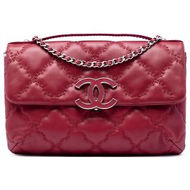 Chanel Hamptons Clutch aus rotem gestepptem Kalbsleder mit Doppelnaht und Kette