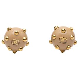 Orecchini a clip Chanel Beige CC in resina e placcati in oro