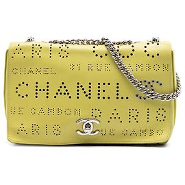 Chanel Flap in pelle di vitello traforata gialla con occhielli logo