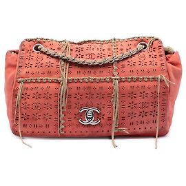 Borsa Flap in scamosciato arancione con taglio laser e frange Chanel