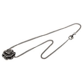 Collana con pendente Camellia in ottone e strass CC argento Chanel