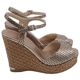 Sandalias de cuña peep-toe con estampado Jimmy Choo en piel dorada metalizada