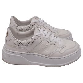 Gucci GG Low-Top Sneaker aus weißem Leder mit Prägung