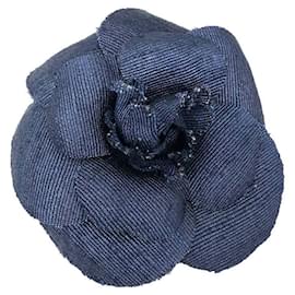 Spilla Camelia Chanel in blu navy