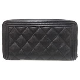 Cartera larga Boy de Chanel en piel de becerro negro