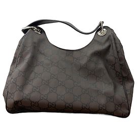 Bolso de hombro Gucci con patrón GG marrón