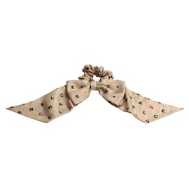 Scrunchie in seta Chanel con logo Coco Mark