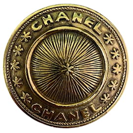 Spilla Round Fantasy Chanel con logo CC placcata in oro (1970-1980)