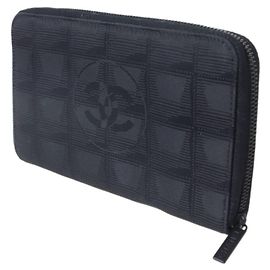 Cartera larga negra Chanel de la nueva línea Travel