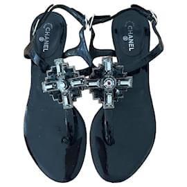 Chanel Sandali T-Strap in Vernice Nera Decorati