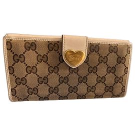 Cartera Gucci GG Supreme de lona con cierre de corazón