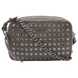 Borsa a tracolla Diagramme in morbida pelle di vitello borchiata marrone Prada