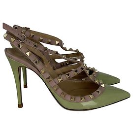 Valentino Garavani Sandali con cinturino alla caviglia Valentino Rockstud in pelle vernice verde