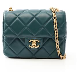 Chanel Matelassé Schultertasche in Grün