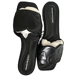 Sandali piatti Alexander McQueen in pelle nera - Alexander Mcqueen