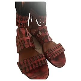 Sandali Alaïa in pelle rossa traforati con piume