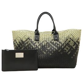 Borsa Tote Cabat in agnello nero con sfumatura Intreccio Large di Bottega Veneta