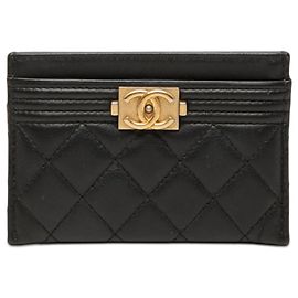 Tarjetero Boy en piel de cordero acolchada negra Chanel