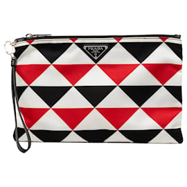 Clutch piatta in nylon bianco con motivo geometrico a triangolo Prada