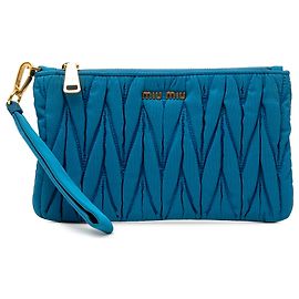 Clutch in nylon matelassé blu Miu Miu