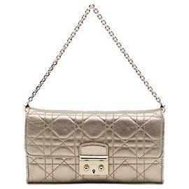 Portafoglio con catena Miss Dior Promenade in agnello metallizzato oro Cannage Dior