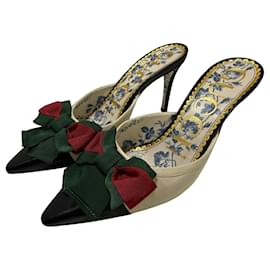 Gucci Mules de Salto com Laço Preto e Creme