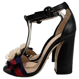 Sandali Gucci con tacco a blocco e applicazione rosa