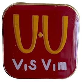 visvim Spilla Pin Badge Logo in Ottone