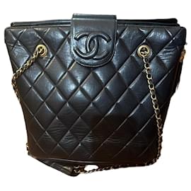 Chanel Borsa a Secchiello in Pelle Nera Trapuntata