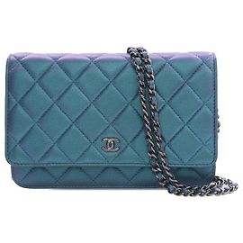 Cartera con cadena en piel de cordero iridiscente azul CC acolchado Chanel