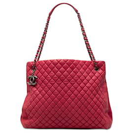 Nuova borsa Tote Bubble in pelle di vitello trapuntata iridescente rossa di Chanel, taglia Large