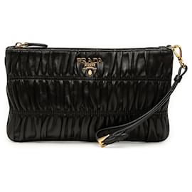 Clutch con polsino in nappa gofrata nera Prada