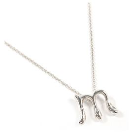 Collar letra M Alphabet de Tiffany & Co. por Elsa Peretti