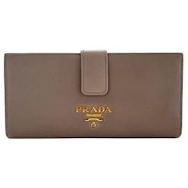 Cartera larga de cuero Saffiano rosa Prada