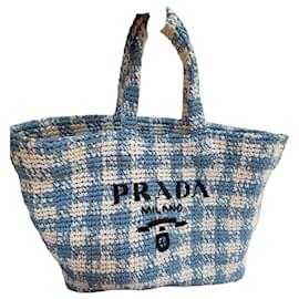 Cesta Prada de crochet azul y blanco