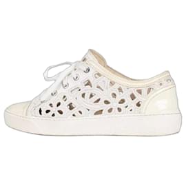 Zapatillas Chanel White Perforated Textile Lace-Up Sneakers EU 38 de segunda mano