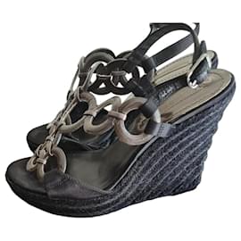 Céline Sandali con zeppa neri in pelle e corda con anelli metallizzati