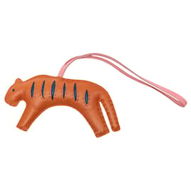 Hermès RooRoo Tiger Taschenanhänger aus Milo Lammleder Braun MM