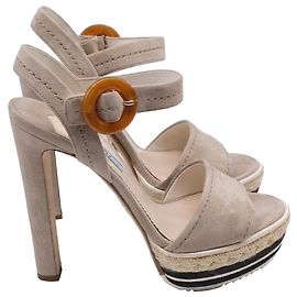 Sandali con zeppa e cinturino con fibbia Prada in scamosciato beige